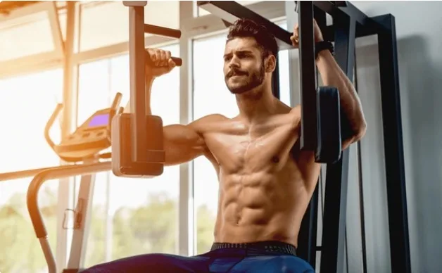 Máquina contractora de pecho (Pec Deck): aislamiento del pectoral mayor con técnica segura
