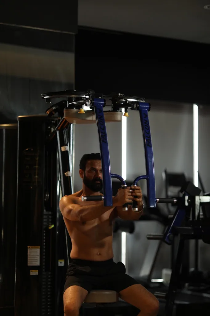 Sistema de peso ajustable en máquina de pecho para progresión segura en entrenamiento de pectorales