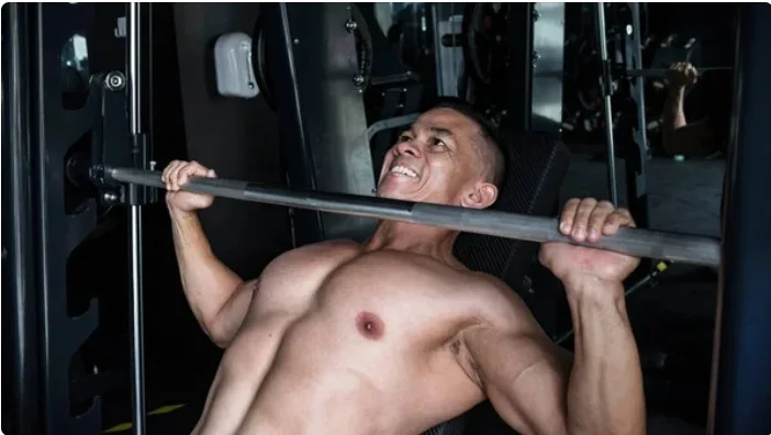 Press de pecho en máquina Smith en banco plano: ejercicio seguro para entrenar el pectoral mayor